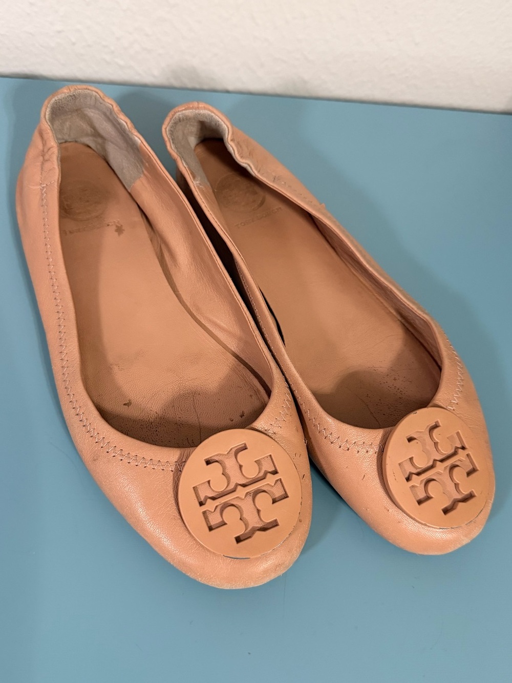Tory Burch Beige Leather Minnie Scrunch Ballet Flats - Size 6